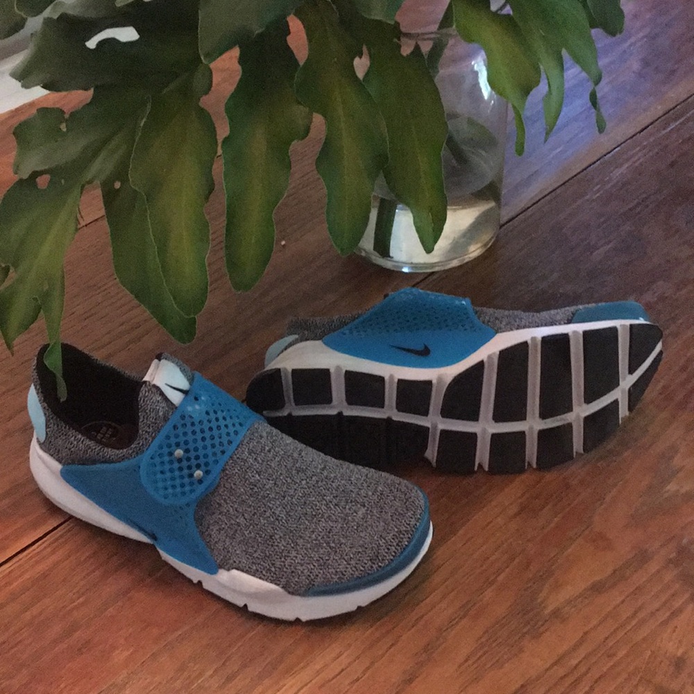 Teal and black nike tennis shoes